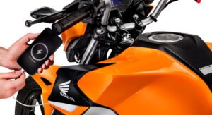 A CG 160 Titan 2025 chegou cheia de estilo, robustez e tecnologia! Com um design pensado para você, ela oferece novas cores: Vermelho, Preto e Laranja. Sinta a emoção de dominar a cidade com a sua CG Titan!